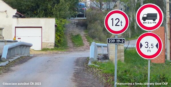 Smí do takto označeného úseku (na most), vjet řidič osobního automobilu délky 5 m s…