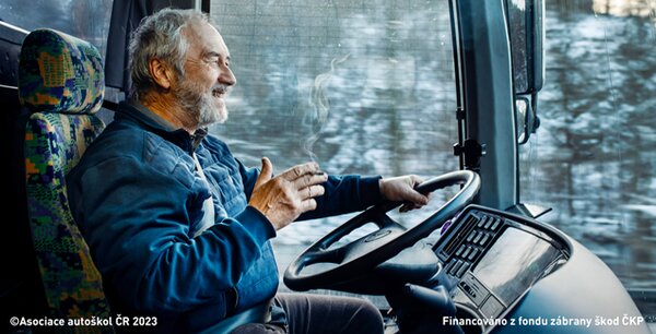 Řidič autobusu (vozidla hromadné dopravy osob) nesmí