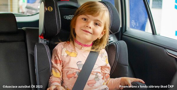 Při přepravě dětí a jejich umístění do dětské autosedačky je důležité zejména dbát na