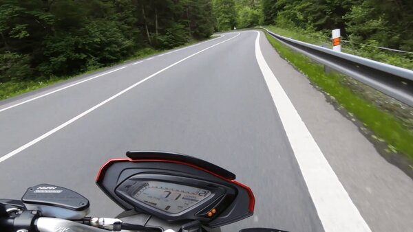 Při průjezdu levotočivé zatáčky s ohledem na zásady bezpečné jízdy řidič motocyklu
