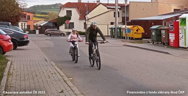 Do jakého věku musí být dítě při jízdě na jízdním kole na silnici, místní komunikaci a…