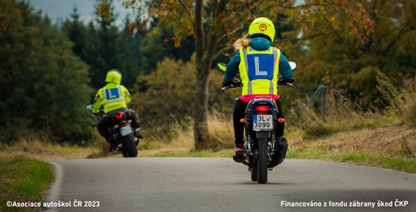 Jedete za dvěma motocykly, jejichž řidiči používají označení “L” (autoškola). Je vzhledem…