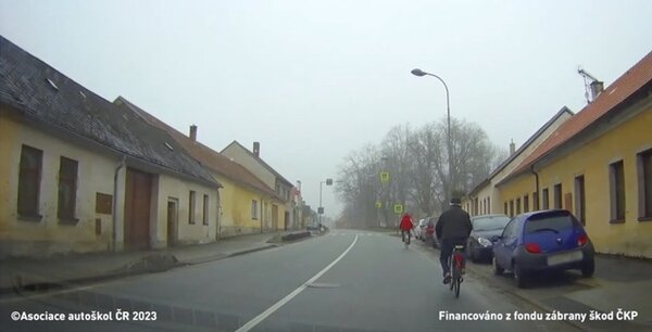 Řidič vozidla z výhledu ve vyobrazené dopravní situaci