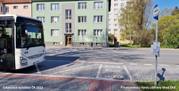 Řidič vozidla hromadné dopravy osob by měl s ohledem na nevidomé osoby ve vyobrazené…