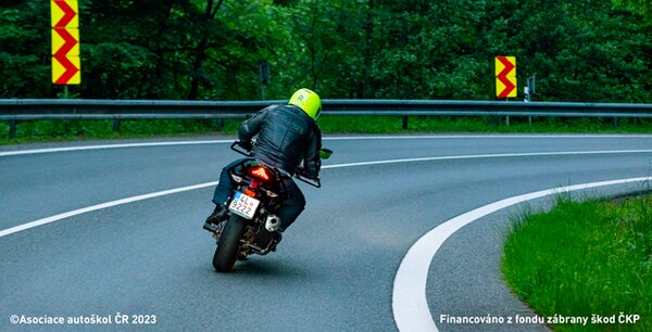 Při průjezdu mírné zatáčky na motocyklu