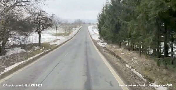 Řidič nákladního automobilu nebo autobusu ve vyobrazené dopravní situaci musí předvídat