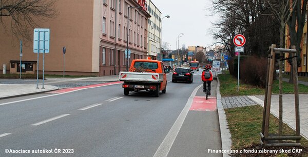 Je řidič motorového vozidla povinen dodržet bezpečný boční odstup (1,5 m resp.1m) při…
