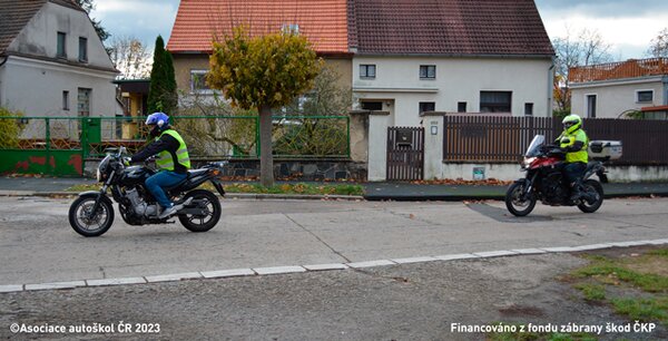 Můžete od řidiče motocyklu s označením “L” (žák autoškoly), který je v dalším vozidle…