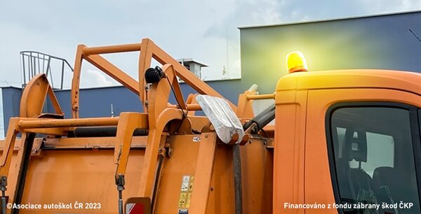 Řidič vozidla vybaveného zvláštním výstražným světlem oranžové barvy smí tohoto světla…