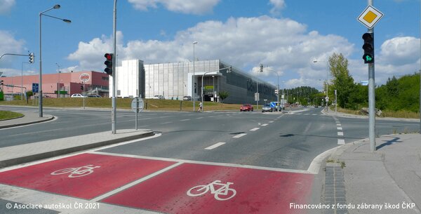 Může se motocyklista zařadit před světelnou křižovatkou do prostoru vyznačeného…