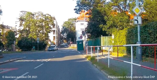 Řidič vozidla z výhledu hodlá pokračovat v jízdě v přímém směru. Přitom