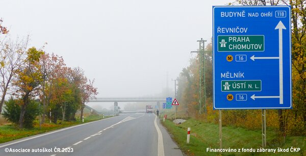Jakým směrem může jet řidič nákladního vozidla o celkové hmotnosti nad 3500 kg,pokud není…