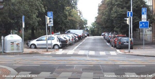 Může řidič jedoucí v přímém směru pokračovat za křižovatkou rychlostí 35 km/h?