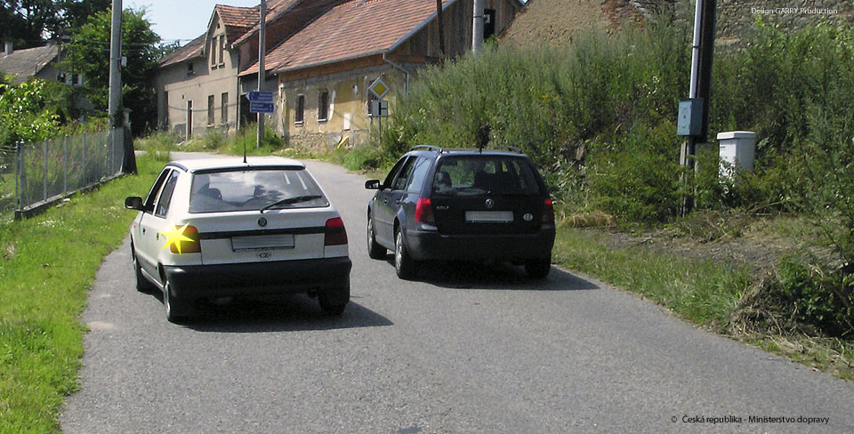 Řidič předjížděného vozidla: Nesmí zvyšovat rychlost ani jinak bránit předjíždění.