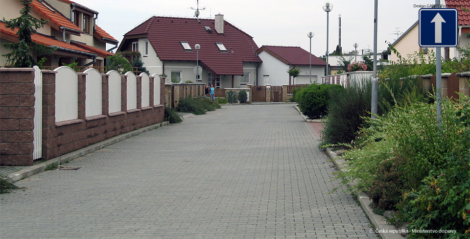 Dopravní značka "Jednosměrný provoz" vymezuje úsek komunikace, kde je zakázáno