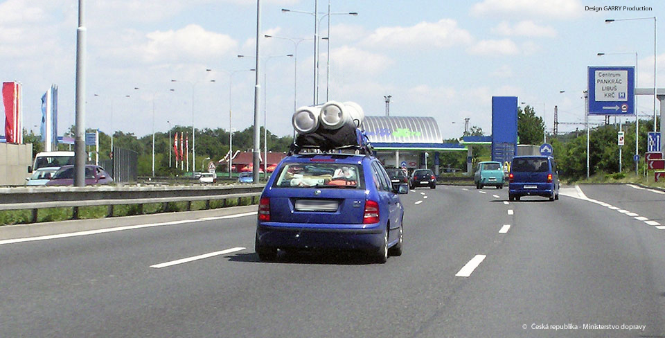 Při přepravě nákladu na střešním nosiči zavazadel
