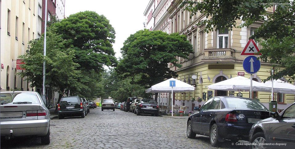 Řidič vozidla z výhledu: Smí pokračovat v jízdě pouze ve směru přímo přitom musí dát…