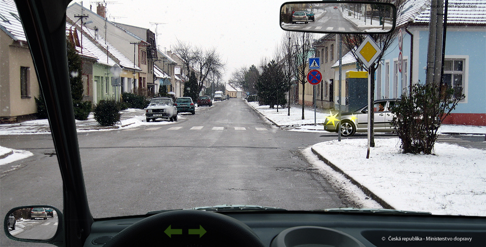 Mám, jako řidič automobilu z výhledu, za povinnost dát vozidlu přijíždějícímu zprava…