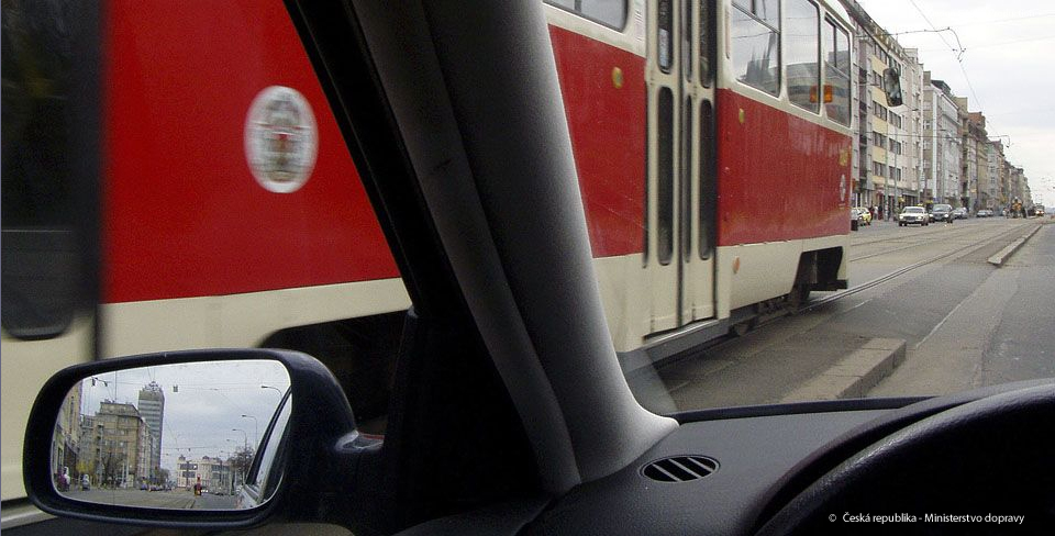 Řidič smí oddělený tramvajový pás přejíždět jen příčně. Může přitom omezit v jízdě…