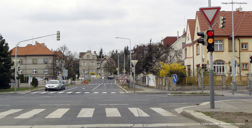 Světelný signál se současně svítícím červeným a žlutým světlem "Pozor", znamená pro…