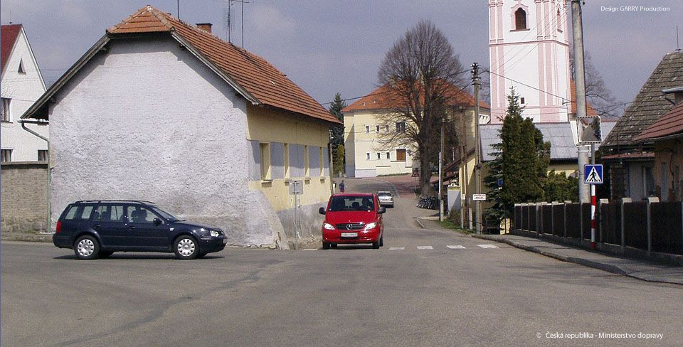 Na křižovatce nevyplývá přednost v jízdě z dopravních značek. V jakém pořadí projedou…