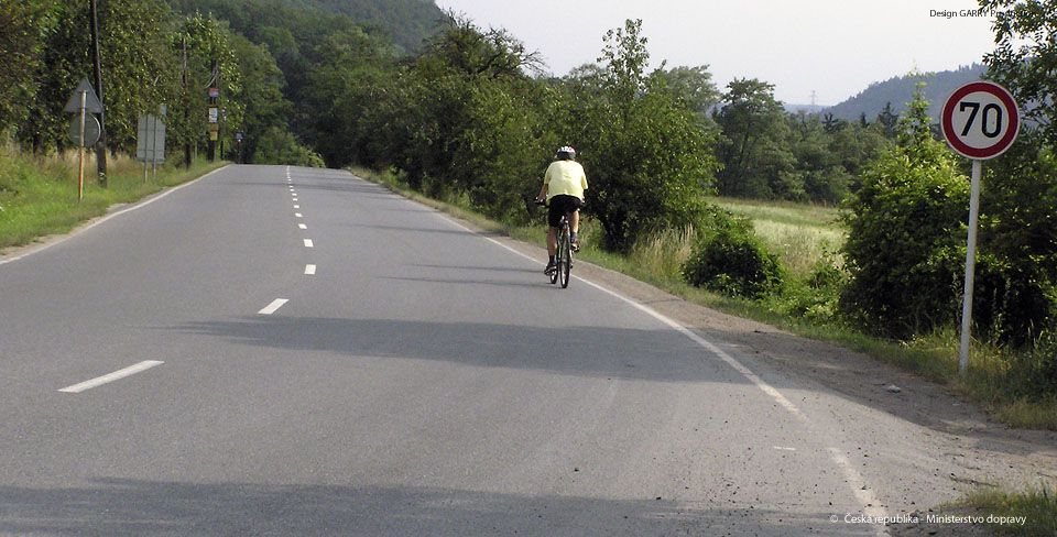 Je cyklista řidičem se všemi právy a povinnostmi účastníka provozu na pozemních…