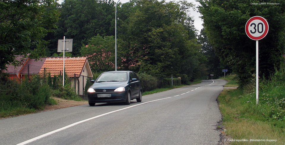 Za touto dopravní značkou: Je řidiči zakázáno jet rychlostí více než 30 km/h.