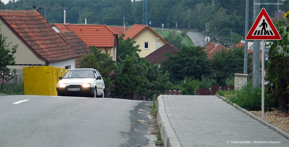 Ve vyobrazené situaci: Musí řidič přizpůsobit jízdu s předpokladem, že za horizontem bude…