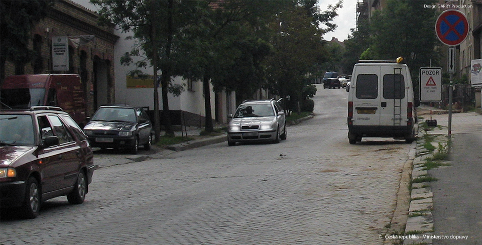 Lze za nejbližší dopravní značkou zastavit za účelem neprodleného vystoupení…
