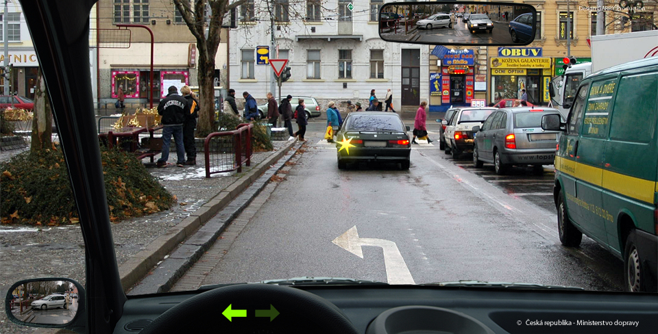 Na této frekventované pozemní komunikaci jste se zařadili do levého odbočovacího pruhu…