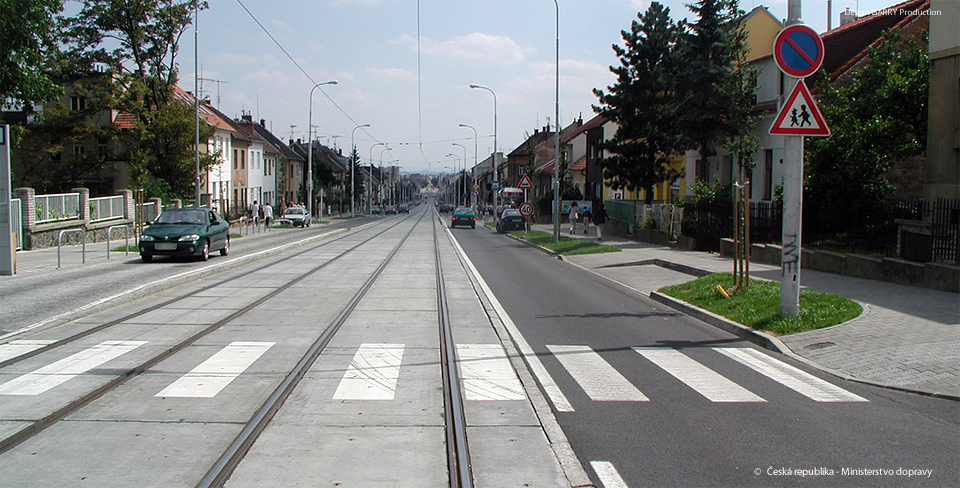 Řidiči motorových vozidel mohou vjet do vyznačeného středního pruhu pozemní komunikace