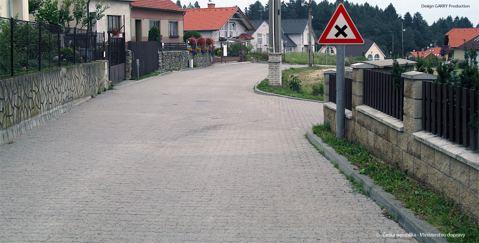 Tato dopravní značka upozorňuje na: Křižovatku, na které není přednost v jízdě upravena…