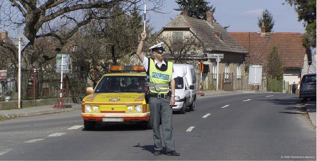 Tento pokyn policisty znamená: "Pozor!"