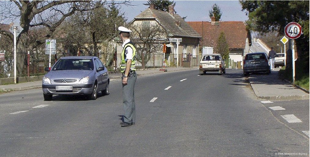 Při řízení křižovatky policistou mohou pokračovat v jízdě vozidla