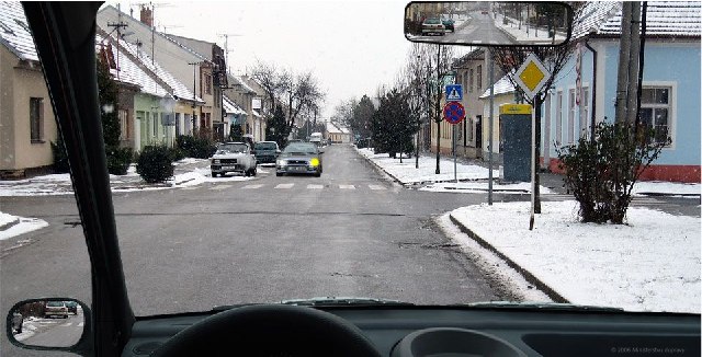 Vozidlo z výhledu projede křižovatkou jako