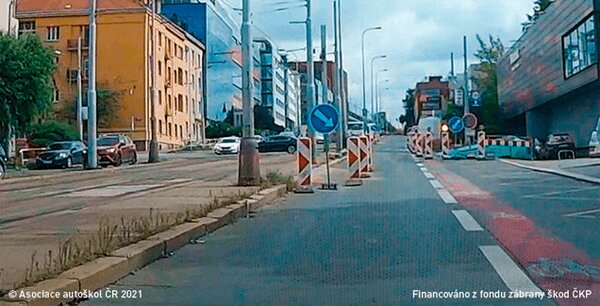 Řidič vozidla z výhledu při objíždění označené překážky v provozu
