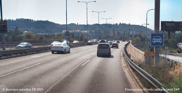 Jakou rychlostí můžete jet v obci jako řidič osobního automobilu z výhledu na vyobrazené…