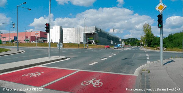 Ve zřízeném prostoru pro cyklisty na křižovatce se světelnými signály se mohou řadit pouze
