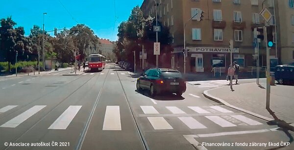 Řidič osobního vozidla odbočujícího ve vyobrazené situaci vlevo