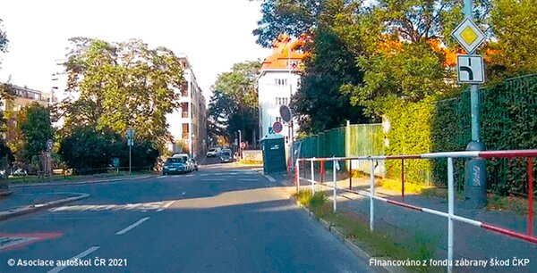Řidič vozidla z výhledu hodlá pokračovat v jízdě po hlavní pozemní komunikaci. Přitom