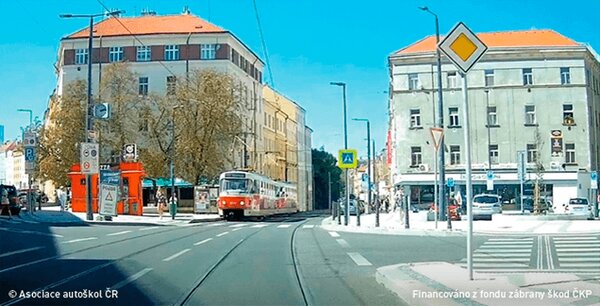 Řidič vozidla z výhledu hodlá odbočit vlevo. V jakém pořadí projedou vozidla touto…