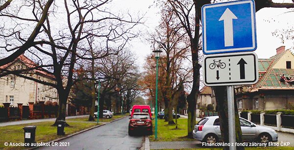 Za vyobrazenou dopravní značkou se můžete jako řidič motorového vozidla setkat