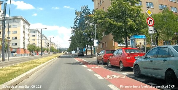 Řidič osobního automobilu na nejbližší křižovatce