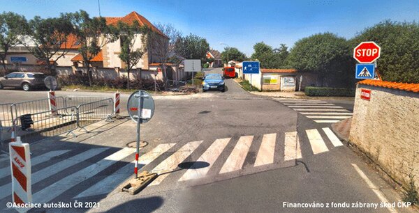 Jak se zachováte na následující křižovatce jako řidič vozidla z výhledu, který odbočuje…
