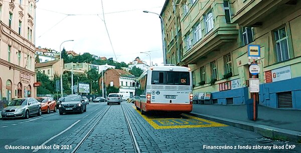 Řidič vozidla z výhledu: musí předpokládat nečekané vběhnutí chodce do vozovky v místě…
