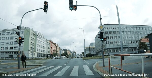 Signál žlutého světla ve tvaru chodce pro řidiče vozidla z výhledu znamená, že