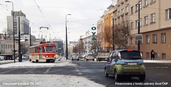 Na vyobrazené dopravní situaci řidič osobního automobilu jedoucí v přímém směru