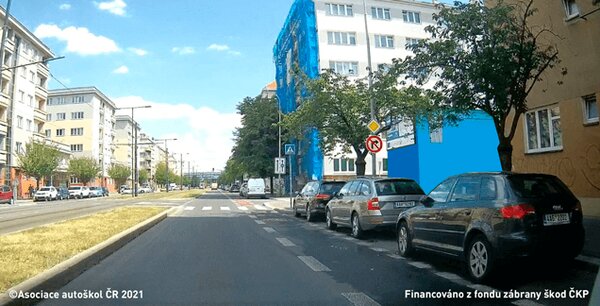 Řidič vozidla z výhledu na vyobrazené křižovatce může