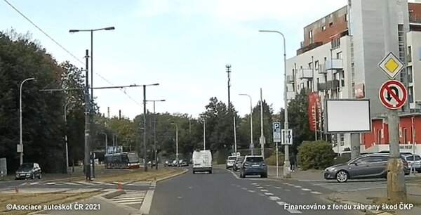Řidič vozidla z výhledu se: nesmí otočit do protisměru přes tramvajový pás.