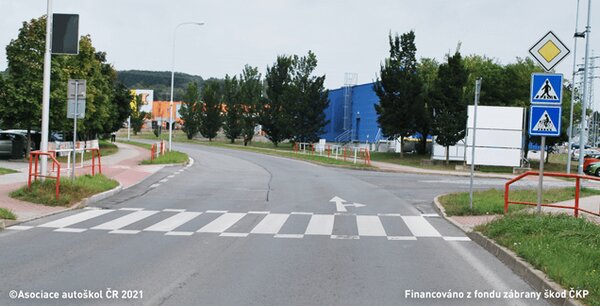 Vyobrazená dopravní situace upozorňuje řidiče na